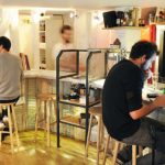 Des cocktails étonnants dans un petit appartement caché par une laverie