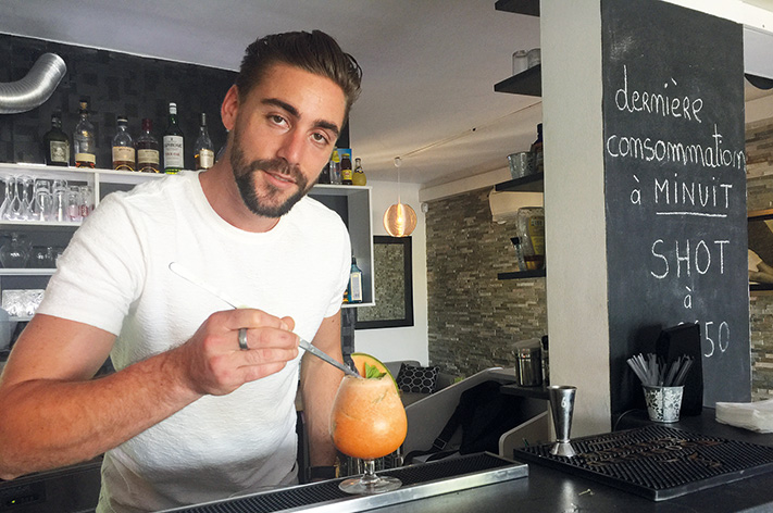 Un petit  bar hype, véritable palais de cocktails originaux