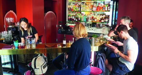 Divine à Paris 10e : À la fois bar à boire et bar à manger