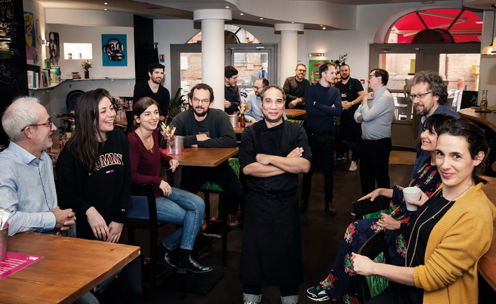 Lune Bleue à Toulouse : Des coquetèles et une alimentation résiliente dans un lieu coopératif