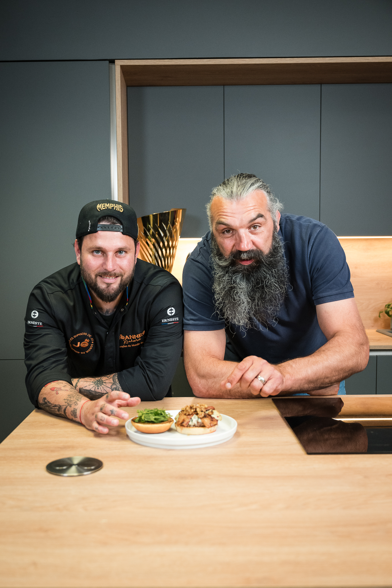 Sébastien Chabal et Joannes Richard cassent les codes avec Les Burgers de JO